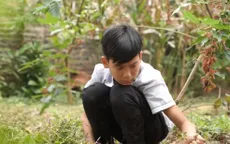 Cặp lá yêu thương: Cậu bé chân đất