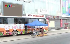 Biến xe bus thành xe bán hàng lưu động, phục vụ thực phẩm cho người dân vùng phong tỏa