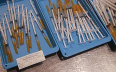 Độ tuổi đăng ký tiêm chủng vaccine COVID-19 tại Pháp ngày càng trẻ hóa