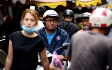 Lơ là phòng chống dịch, nhiều người dân không đeo khẩu trang, quán cà phê tụ tập cả trăm người