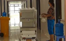 Bệnh viện Bạch Mai cơ sở 2 ứng dụng robot hỗ trợ người bệnh trong khu vực cách ly