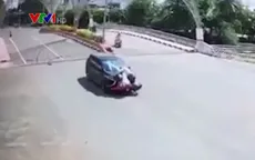 Thiếu quan sát khi qua nút giao, xe máy găm chặt vào đầu ô tô