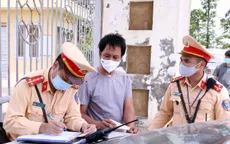Không đội mũ bảo hiểm bị phạt gấp đôi mức hiện hành