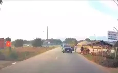 Clip: Thản nhiên dừng xe giữa đường để mua đồ