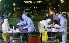 Trắng đêm lấy mẫu xét nghiệm COVID-19 cho cư dân tòa Park 11 - Times City