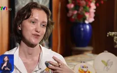 Cô gái Nga đam mê thêu tay