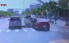 Lao nhanh từ đường nhánh ra đường chính, ô tô gây tai nạn liên hoàn