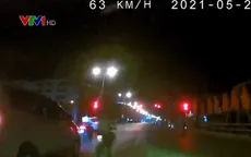 Ô tô phóng nhanh đâm thẳng xe máy đang giảm tốc dừng đèn đỏ