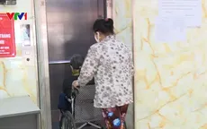 Người dân chung cư chấp nhận rủi ro dùng thang máy xuống cấp, 15 năm chưa một lần kiểm định