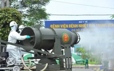 Binh chủng Hóa học phun khử trùng tiêu độc tại Bệnh viện Bệnh nhiệt đới Trung ương cơ sở 2