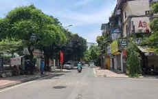 Đường phố Hà Nội "vắng như Tết" vì nắng nóng gay gắt 40 độ