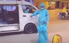 Xúc động hình ảnh bé gái 5 tuổi xa gia đình, lên đường đi điều trị COVID-19