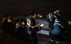 2 thanh niên suýt bỏ mạng khi chèo thuyền trên Hồ Tây