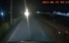 Xe máy đi ngược chiều còn bật đèn pha trong đêm