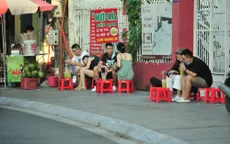 Quán nước vỉa hè ở Hà Nội đông đúc sau lệnh nới lỏng