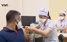 Tiêm chủng miễn phí vaccine COVID-19 cho phóng viên nước ngoài tại Việt nam