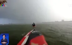 Cảnh báo nguy hiểm khi chèo thuyền ở Hồ Tây