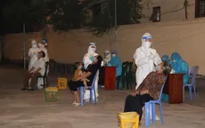 Lấy mẫu xét nghiệm SARS-CoV-2 trong đêm cho hơn 2.000 người dân Lạng Giang (Bắc Giang)