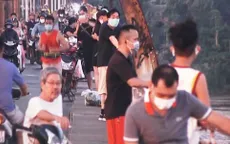 Bất chấp dịch COVID-19, nhiều người vẫn tràn xuống hầm đi bộ, leo lên cầu… tập thể dục