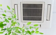 Anh thử nghiệm thiết bị lọc không khí công cộng