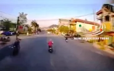 Xung đột trên đường, tài xế xe tải cầm búa dọa người đi xe máy