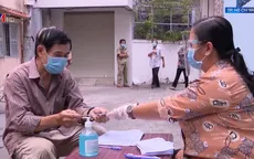 Người lao động nghèo gặp khó khăn do ảnh hưởng dịch COVID-19 xúc động nhận tiền hỗ trợ