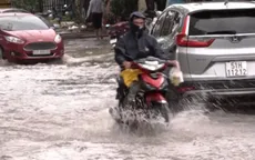 Mưa lớn kéo dài 4 giờ, nhiều tuyến đường ở TP Hồ Chí Minh ngập như sông