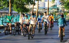 Phớt lờ lệnh cấm, người dân Thủ đô vẫn vô tư đạp xe, tập thể dục như không hề có dịch