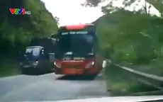 Xử lý nghiêm lái xe khách vượt ẩu trên khúc cua