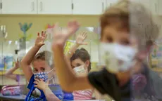 Tất cả trẻ em Mỹ trên 2 tuổi nên đeo khẩu trang ở trường, dù đã tiêm vaccine