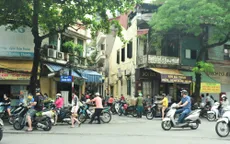 Hà Nội ngày đầu giãn cách xã hội: Đông người tập trung mua thực phẩm