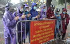 Sĩ tử "đội mưa" vái vọng ở Văn Miếu trước kỳ thi tốt nghiệp THPT 2021