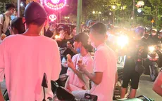 Các quán kem chật kín người giữa ngày nắng nóng bất chấp nguy cơ dịch bệnh