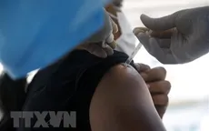 Sốt kéo dài sau tiêm vaccine có thể là triệu chứng nhiễm virus SARS-CoV-2