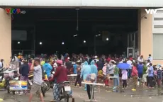 Người dân tập trung đông lấy mẫu xét nghiệm tại chợ đầu mối Bình Điền