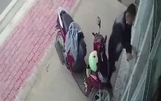 Trộm buộc cửa nhốt mọi người trong nhà rồi thản nhiên dắt xe đi