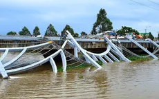 Sập công trình lan can kết hợp đèn trang trí trên cầu Maspero