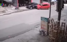 Đang đi, xe ô tô bỗng nhiên lật ngửa giữa đường