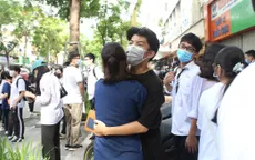Tốt nghiệp THPT 2021: Hoàn tất môn thi cuối, nhiều sĩ tử hân hoan với kết quả bài thi