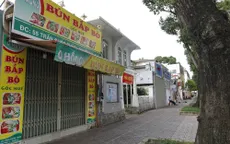 Người dân TP Hồ Chí Minh xếp hàng mua đồ trước giờ giãn cách theo nguyên tắc Chỉ thị 16