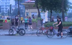 Nhiều người dân Hà Nội vẫn tập thể dục từ tờ mờ sớm bất chấp lệnh cấm