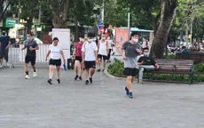 Hà Nội: Trên hồ Hoàn Kiếm nhiều người vẫn vô tư tập thể dục, hồ Tây đã giảm bớt