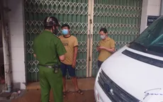 Đi bộ ra khỏi nhà 500m, hai thanh niên bị phạt 15 triệu đồng