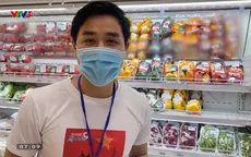 MC Nguyên Khang cùng các nghệ sĩ "đi chợ giúp dân"