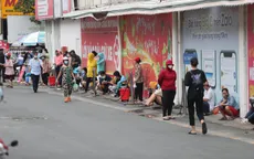 Người dân TP Hồ Chí Minh đổ xô đi mua thực phẩm, xếp hàng dài mua đồ