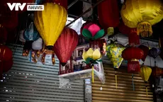 Tiểu thương phố Hàng Mã "hé cửa, bỏ then cài" buôn bán giữa thời điểm giãn cách xã hội