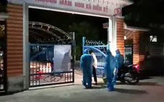 Người phụ nữ cởi quần áo, cố thủ trong nhà chống đối cách ly tập trung