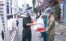 Quân đội cùng chính quyền địa phương đưa thực phẩm đến tận tay người dân