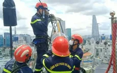 Cảnh sát PCCC treo mình 80m trên cao để gia cố hộp đèn 200 kg sắp rơi