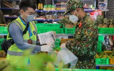 Cảm động hình ảnh anh bộ đội đi chợ giúp dân